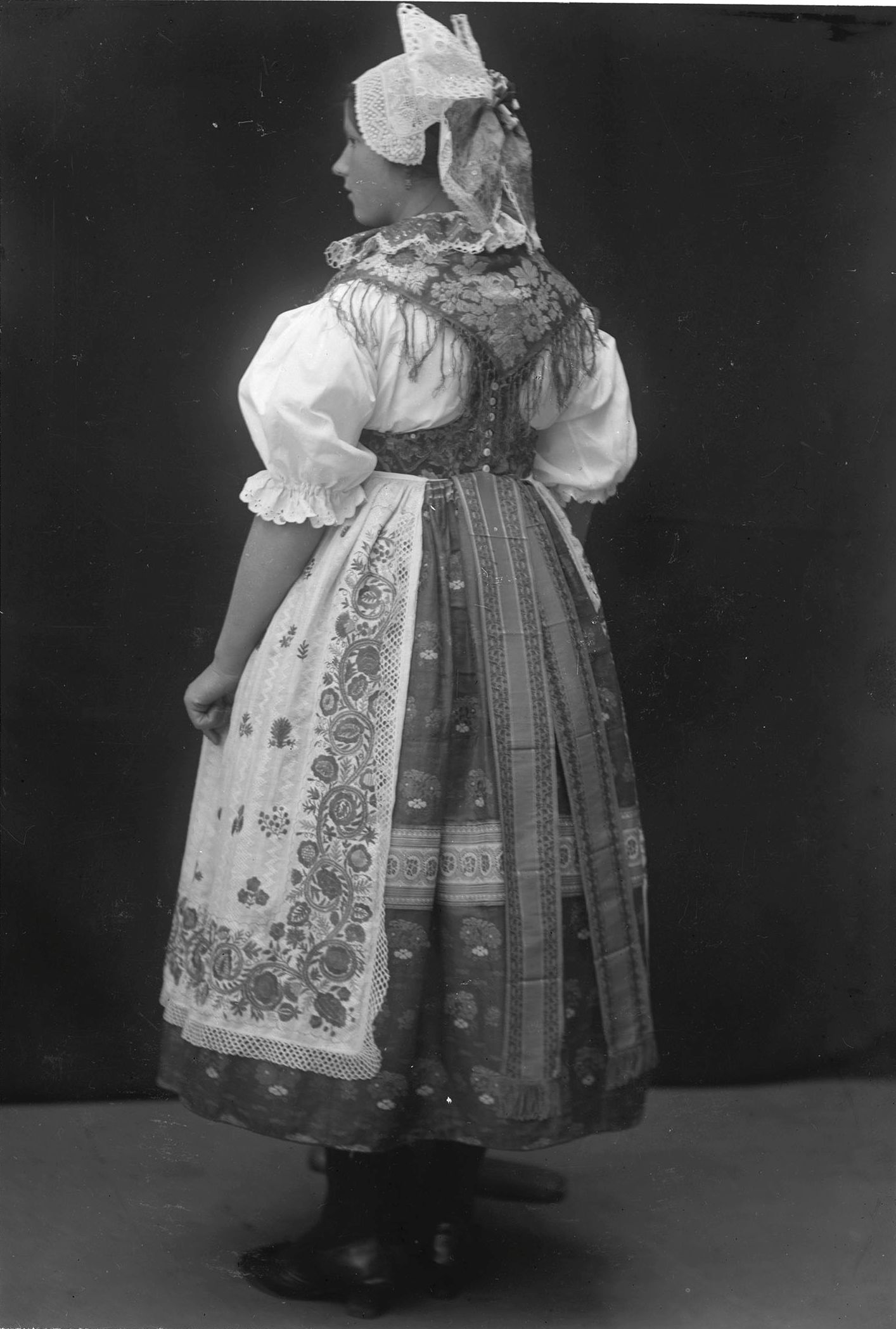 Plaský kroj s karmazínovou výšivkou kolem roku 1820